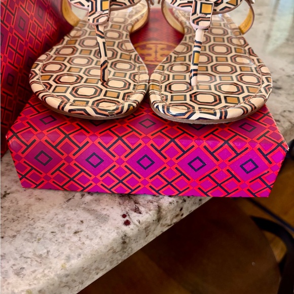 Stylish Geometric Patterned Sandals - Picture 11 of 13